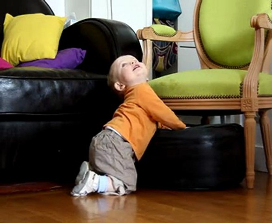 Martin se hisse sur les genoux et presque debout