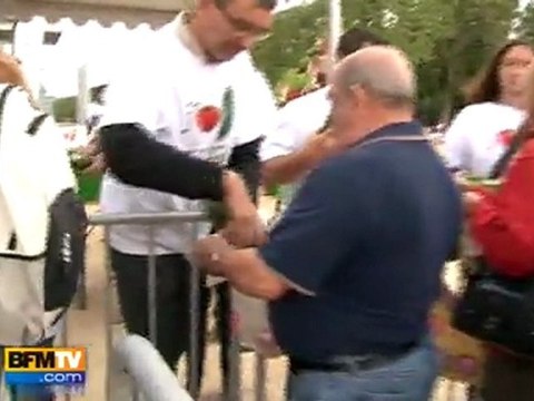 Distribution gratuite de tomates et concombres