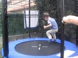 Quentin s'éclate sur son trampoline !