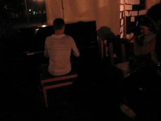 Kevin au piano durant le festival de rue de Colmar