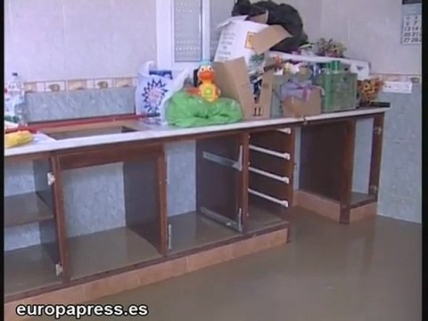 Vecinos de Lora limpian el barro de sus viviendas