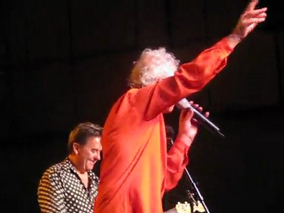 Yves Matrat chante A la claire fontaine