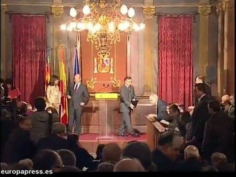 Chaves ofrece máxima colaboración a la Generalitat