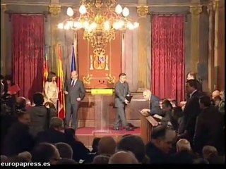 Chaves ofrece máxima colaboración a la Generalitat