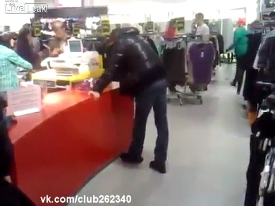 Addict in einem Bekleidungsgeschäft