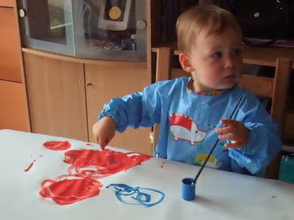 Célian fait de la peinture - 25 mois