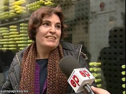 Numerosos sevillanos realizan sus últimas compras