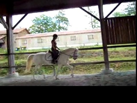 Sarah fait du poney dilué!