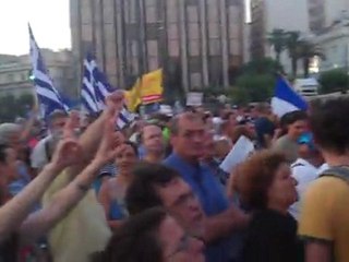 Αγανακτισμένοι τραγουδούν τον εθνικό ύμνο