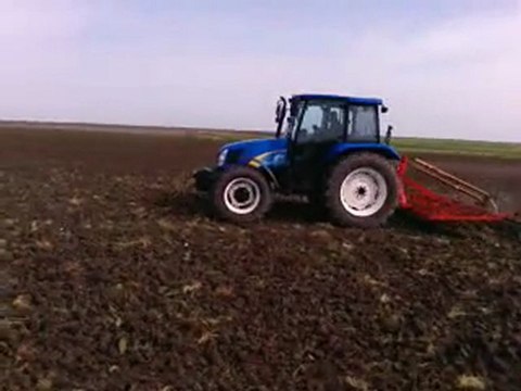 NEW HOLLAND TL100A AYÇİÇEK YERLERİNİ 29'LU KÜLTİVATÖR İLE HAZIRLIYOR...!!part1