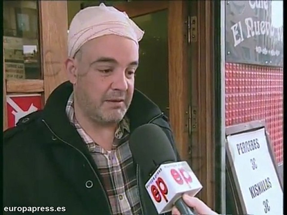 Herido tras caerle una cornisa de un bar mientras fumaba