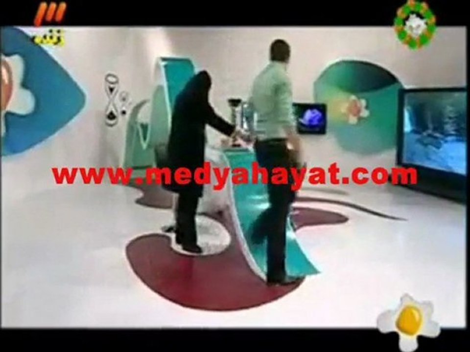 Canlı yayında annesini görünce ayağından öptü!