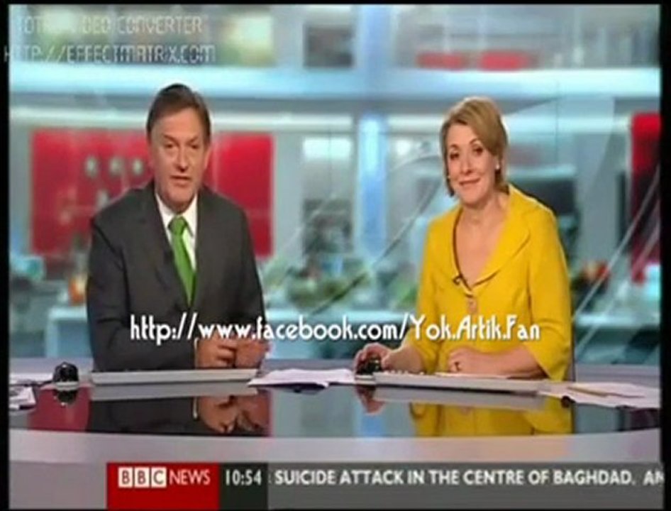 Canlı yayın kazası çaktırmamaya çalışıyor =)