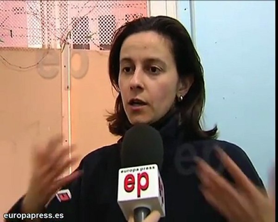 Mujer atormenta a sus vecinos con un cuchillo