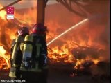 Los bomberos sofocan un incendio