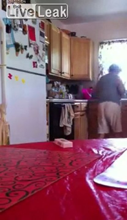 Lady Get ist Prank mit einem Schock gum