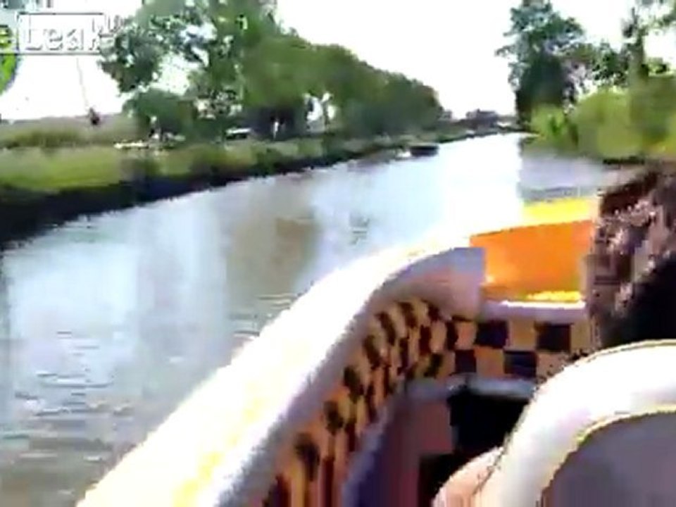 Idiots canalracing ihre Phantom Schnellboot mit 300PS Außenbordmotoren