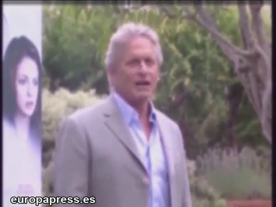 Douglas le agradece el apoyo a su mujer