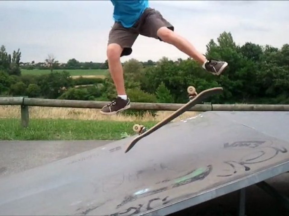 heelflip (slow motion)