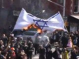 Juifs Religieux brule le drapeau israélien a Brooklyn NY