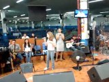 Cantora Gabrielle Vivan cantando a música Sabor de Mel da cantora gospel Damares