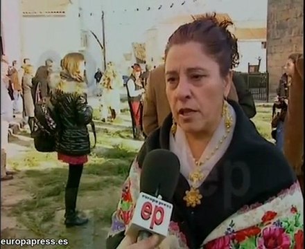 Hombres vestidos con pieles a modo de fieras