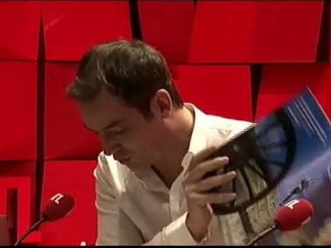 Tanguy Pastureau : Camille Lacourt fait la guerre dans la piscine