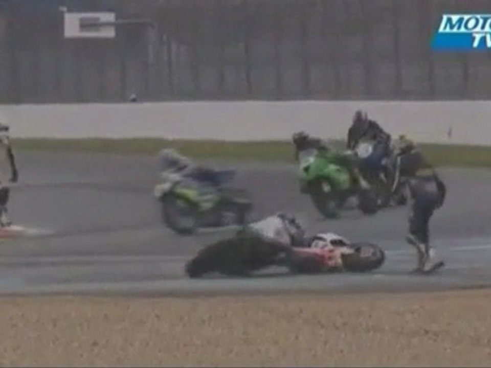 Skurriler Crash in Magny-Cours