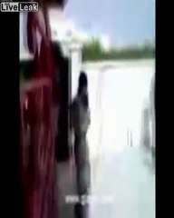 Crazy Man springt von A Building Wenn EMT, ihn zu retten Versuchen