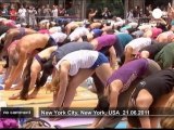 Hundreds of yogis strike a pose in New... - no comment