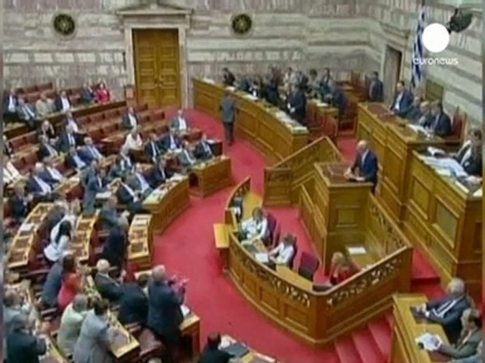 Greek cabinet survives crucial confidence vote