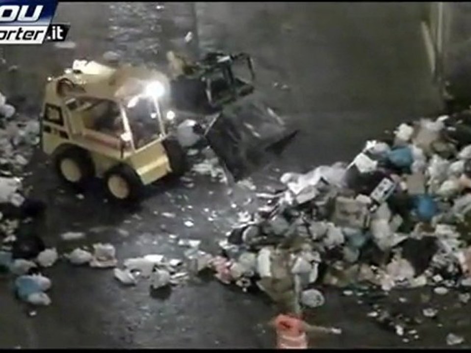 La ruspa che sposta i rifiuti
