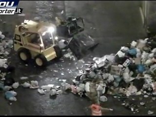 La ruspa che sposta i rifiuti