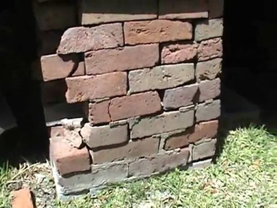 Houston Home Inspector: Bad Mortar Between P&B Brick Piers