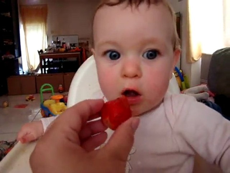 Soizig mange la seule fraise de sa vie !