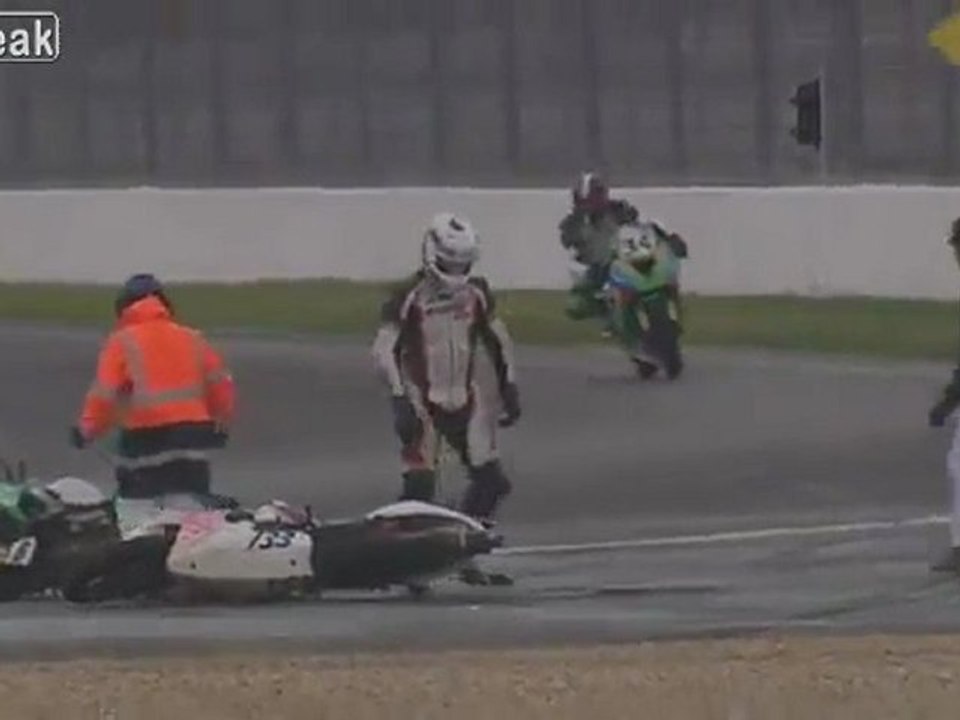 Ein ungewöhnlicher Unfall für zwei Rennmaschinen