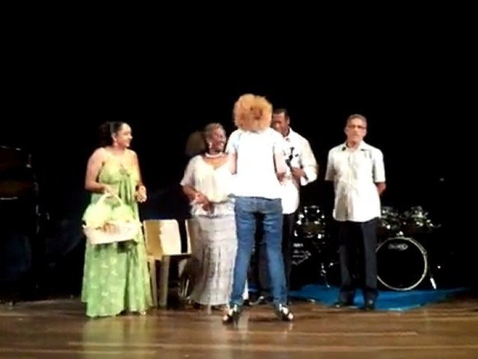 Ecolde de musique du Lamentin Typhaine reçoit son prix de guitare video-2011-06-22-20-49-11