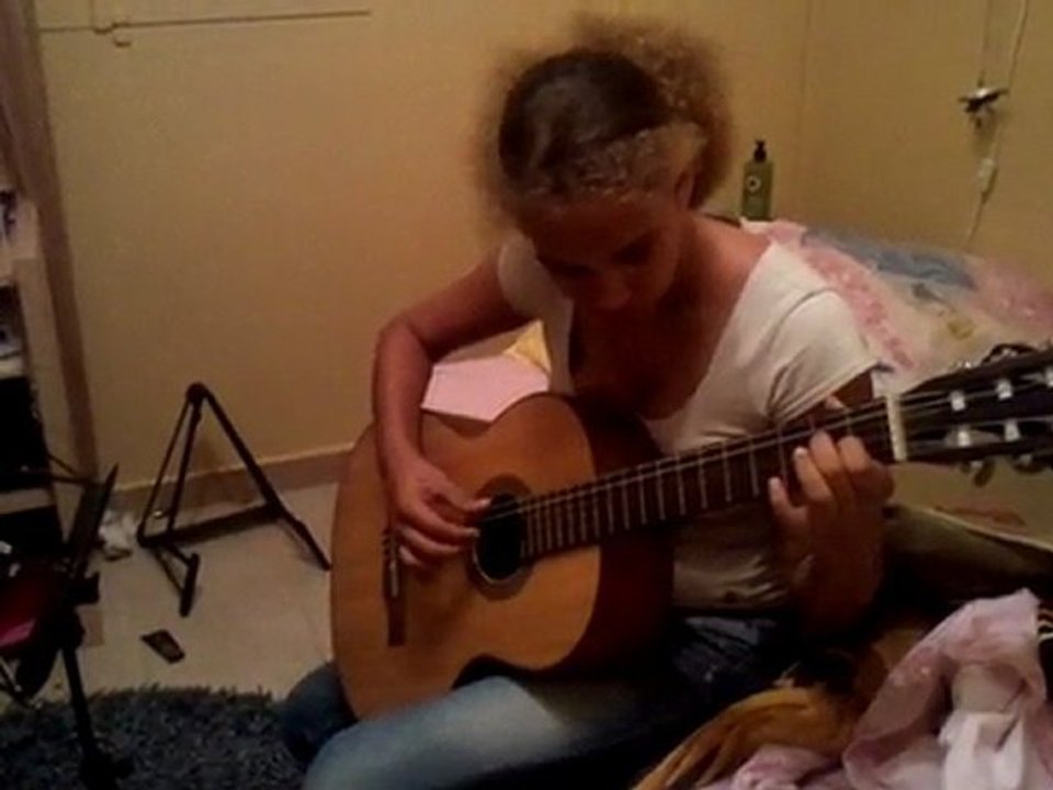 le morceau du concours de guitare debutant 2eme année 2011Typhaine video-2011-06-22-13-32-35