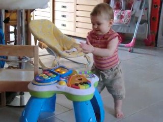rapha 1 an qui joue et danse sans les mains