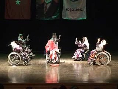 ÖĞRETMENLERİ AYSU UMUT un DÜZENLEMESİYLE BEDENSEL ENGELİ GENÇ KIZLARDAN TEKERLEKLİ SANDALYEDE HALK OYUNLARI GÖSTERİSİ