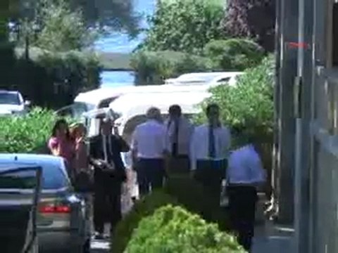 Bir gurup muvazzaf asker ve Hurşit Tolon, Adliye'de