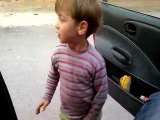 küçük dansçı ritimle beraber sonrasında acaip coşuyorr (biraz sıkışmış..)