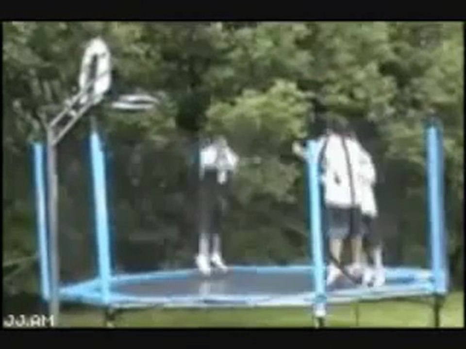 Trampolin fail Basketballkorb
