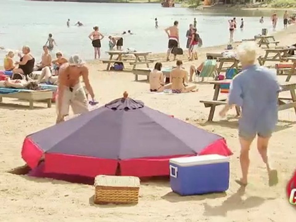 Frau verschwindet unter Sonnenschirm