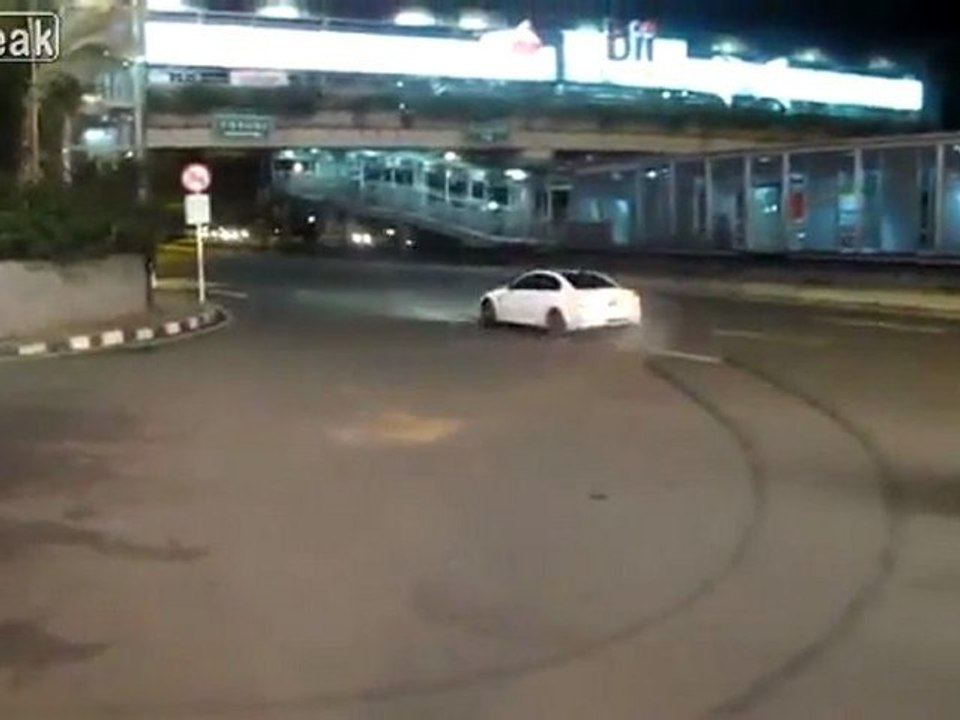 Indonesien BMW M3 E92 illegale Drift Verfolgungsjagd durch die Polizei