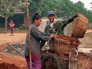 Saline de Ban Na Teui LAOS : travail gens enfants