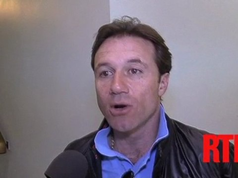 Le sympathique jockey Dominique Boeuf présente Khadar (N.8), qui peut prétendre à une place dans le quinté du dimanche 26 juin à Saint-Cloud. Écoutez ses impressions.