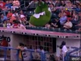 Philly Phanatic Hit In Throat Durch Foul Ball Fail