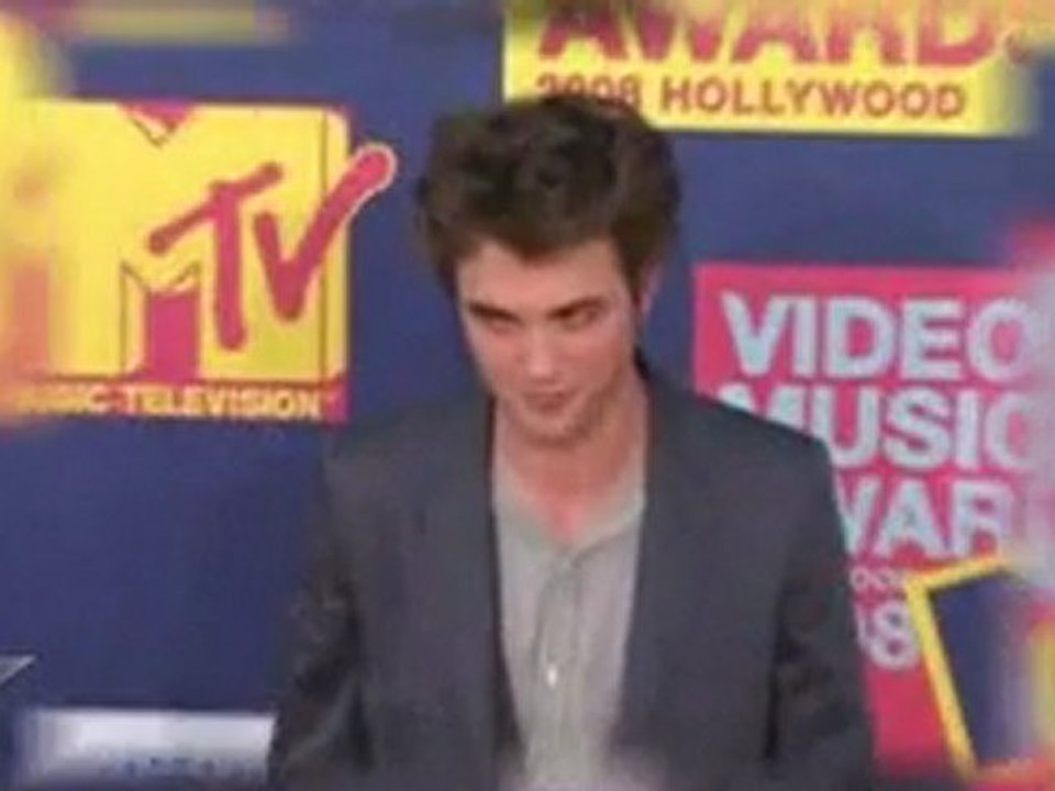 Robert Pattinson CRIES on the SETS of Water for Elephants!