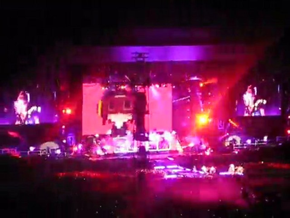 The Black Eyed Peas - The Dirty Bit @ Stade de France le 22-06-2011 ( Vidéo Perso )